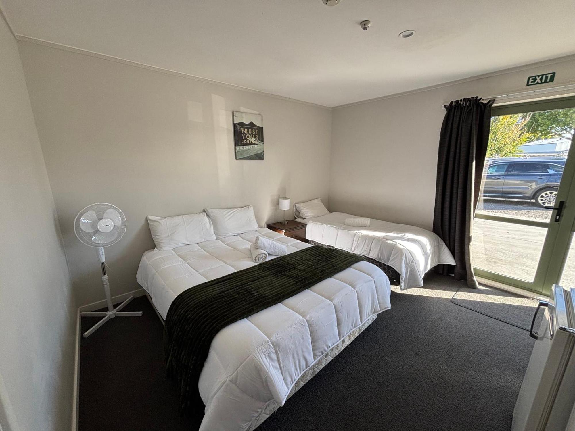 Leopard Hotel Waipukurau Exterior photo