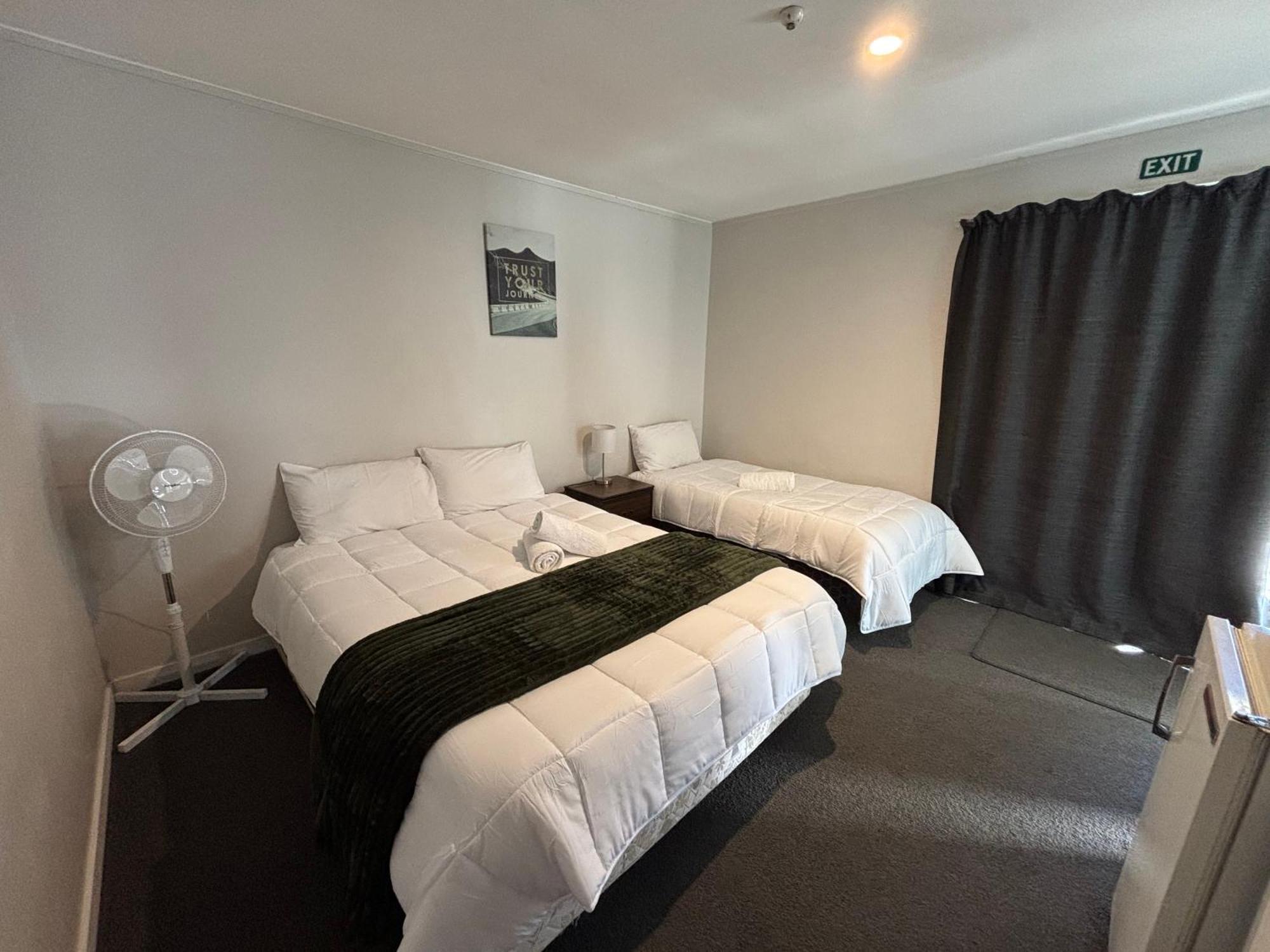 Leopard Hotel Waipukurau Exterior photo