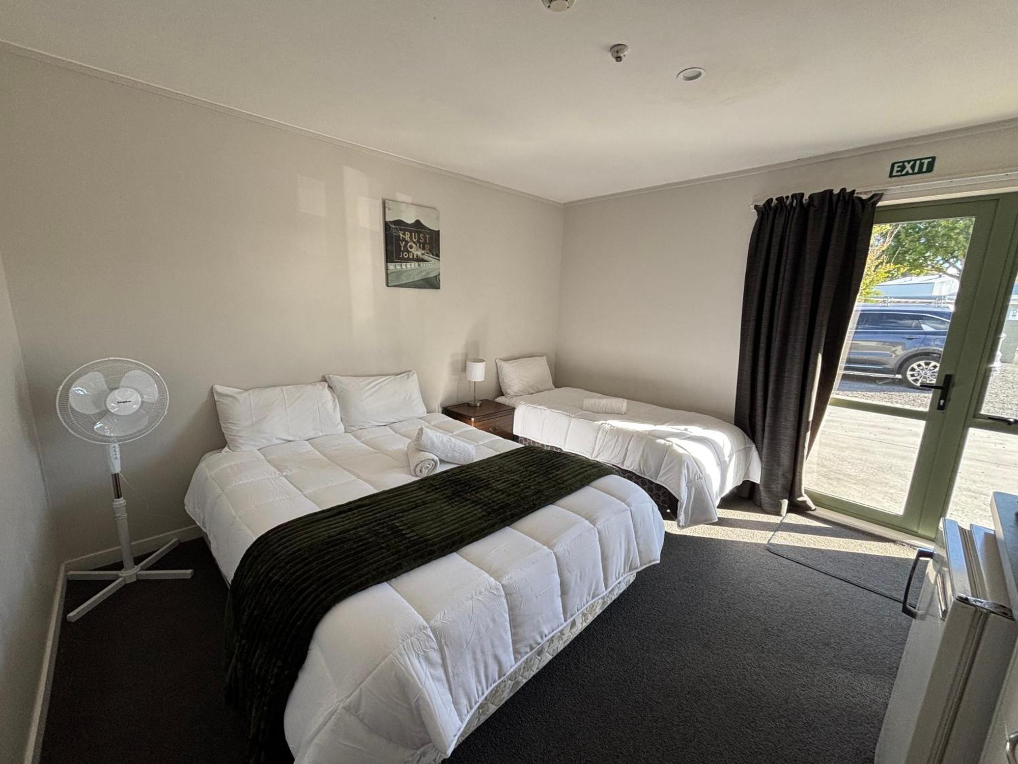Leopard Hotel Waipukurau Exterior photo
